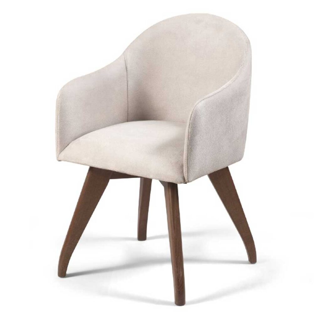 Claudia je balerina među stolicama